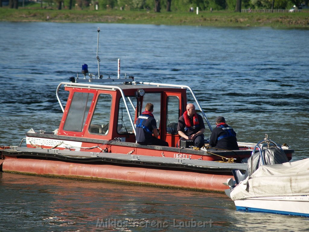 Motor Segelboot mit Motorschaden trieb gegen Alte Liebe bei Koeln Rodenkirchen P115.JPG